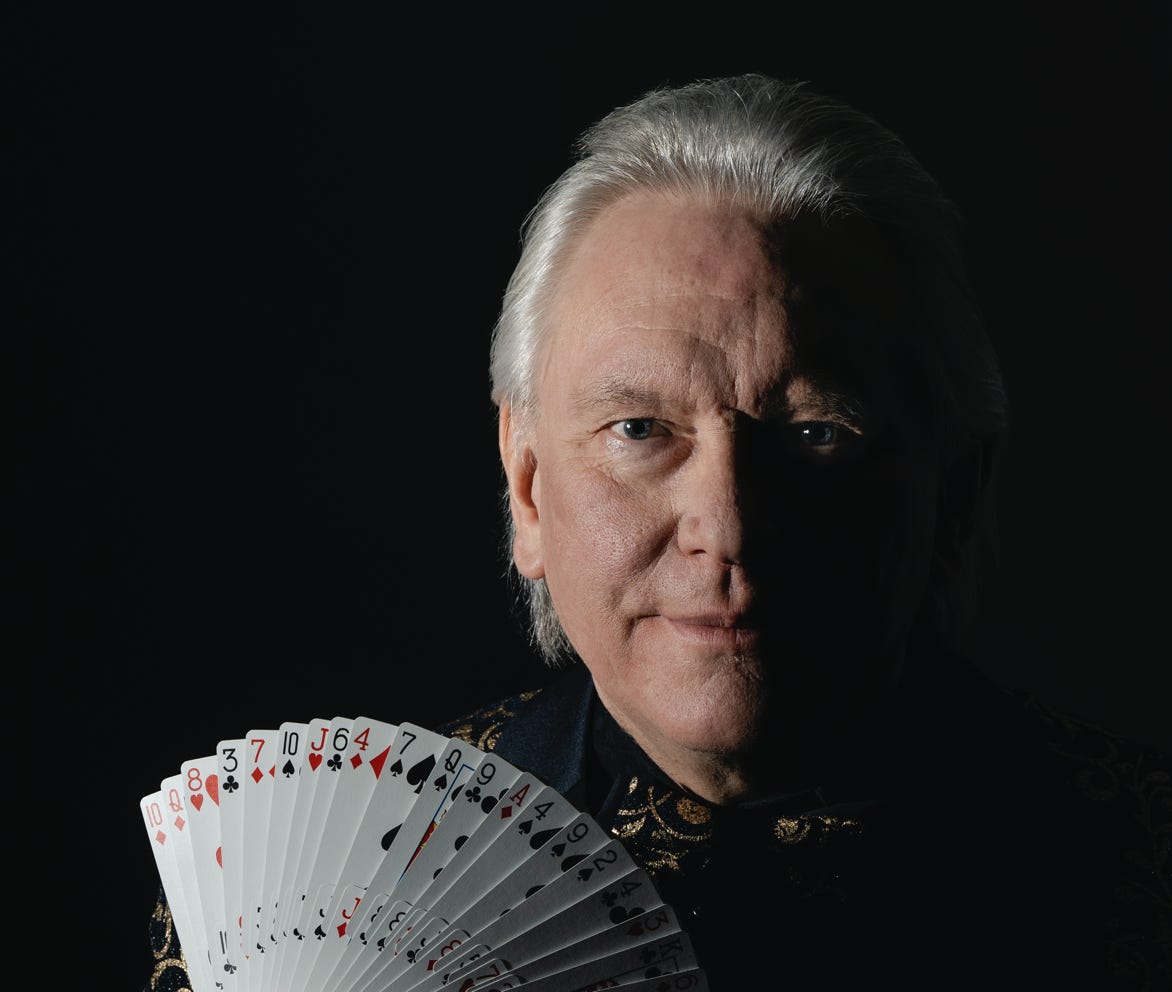 Zauberer, Zauberkünstler, MIKI, Michael Scheid, Card Magic, Close Up Magic, Stand Up Magic, Zaubershow, Magic Show, Best of Magic, der beste Zauberer, Best Magician